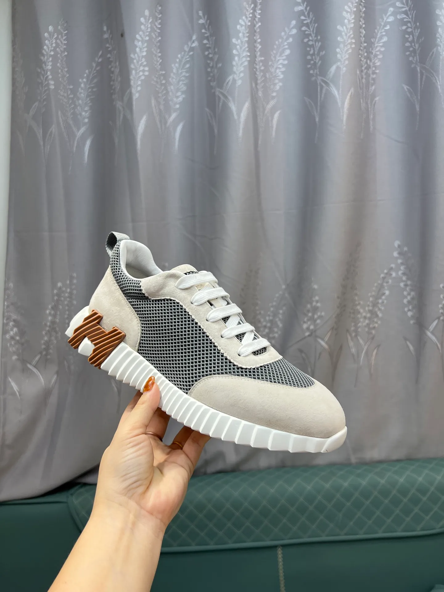 Men's shoes 💰660 Exclusive real shot (top version) Hermes new autumn and winter sports shoes. One of the most comfortable shoes from Hermes. Very light on the feet and good-looking. You will not be tired even if you go shopping. The overall suede feels very good. It is very beautiful and versatile. Very light and comfortable. Fabric: Imported high mercerized sheep/original single rain velvet. Lining: Imported silk sheepskin for the lining insole. Outsole: Seamless combination of IP+TPU (multi-color letters) German technology irradiation machine Size: Male 39-46 (Male 38 45 46 customized) Top quality, simultaneous full set of packaging